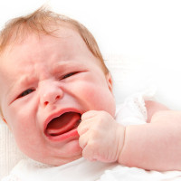 Pak je een huilende baby nu wel of niet op?