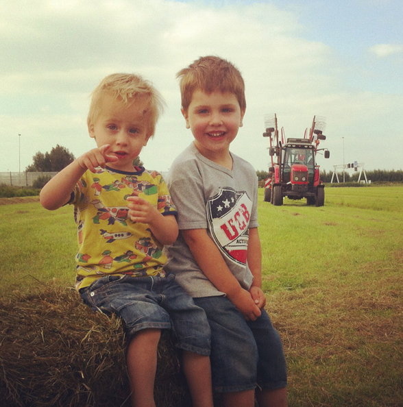 hooien, kinderen op de boerderij