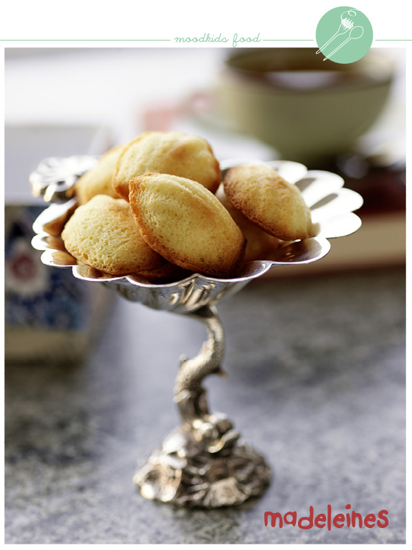 Madeleines zijn kleine, zachte koekjes die in speciale schelpjesvormen worden gebakken. De mooie schelpvormige koekjes bak je met dit recept makkelijk zelf.