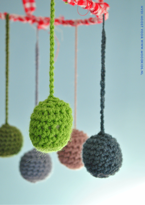 diy, gehaakte ballen, crochet, maak een mobile voor de kinderkamer