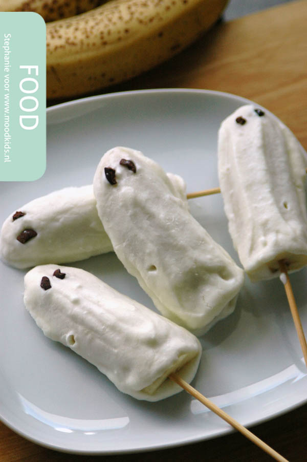 Om in de Halloween stemming te komen maak je gezonde spookjes met banaan en yoghurt. En nu maar griezelen! Je leest hier hoe je ze maakt.