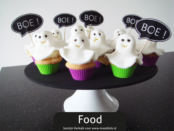 Maak voor Halloween je eigen spookjes cupcakes en versier ze met onze gratis Halloween prikkers die je kunt downloaden. Stap voor stap duidelijk omschreven. 