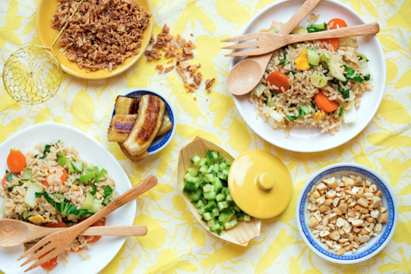 Met restjes groente en wat bijgerechten maak je een snelle rijsttafel. Een gezonde en gevarieerde maaltijd voor je gezin. Zo eten je kinderen genoeg groente. Je leest hier het recept.