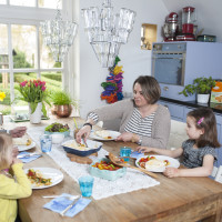 Met kids eten. Hoe ‘heurt’ het eigenlijk aan tafel?