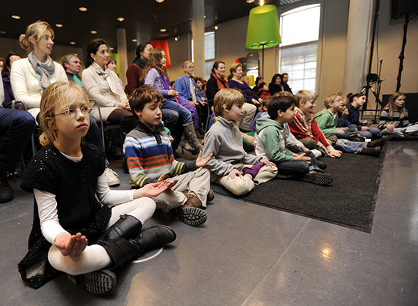 Nederland, Leiden, 29 januari 2012, Boeddhisme festival Museum Volkenkunde te Leiden Rijksmuseum voor Volkenkunde te Leiden / The National Museum of Ethnology ) Boeddha kinderen jeugd jongeren foto; Peter Hilz