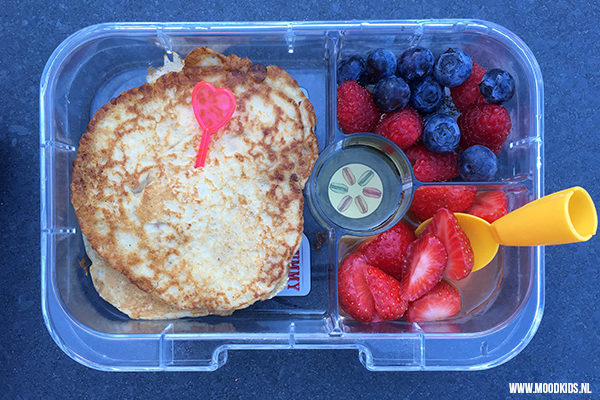 havermoutpannenkoeken met gemarineerde aardbeien in de YumBox