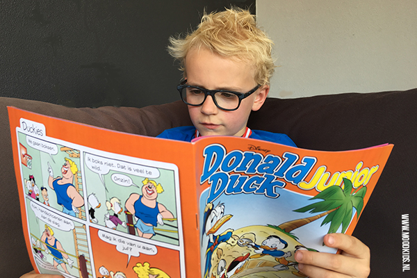 Job leest Donald Duck Junior. Een tweewekelijks blad voor beginnende lezers. Lees hier onze review.