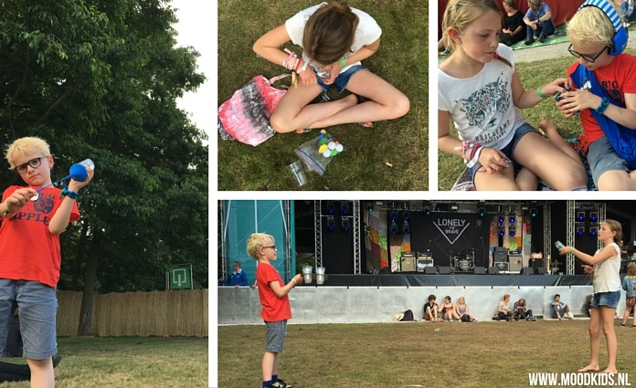 Budget-tip! Maak van een plastic beker een balletjes plopper voor in de achtertuin, op de camping of op een festival. Zo gemaakt en veel plezier! Job en Pien op Welcome tot the Village met hun balletjes ploppers. Je leest hier hoe je ze maakt.