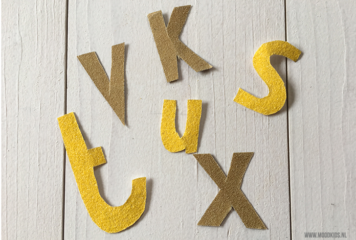 Spelletjes met letters. Knip letters uit schuurpapier en laat je kinderen letters voelen. In dit artikel vind je nog meer leuke voorbeelden hoe je kinderen spelenderwijs bekend kan maken met letters. 