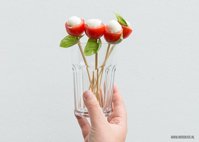 Trakteer je liever op een gezonde traktatie? Deze gezonde bloemetjes van mozzarella, cherrytomaat en basilicum maak je eenvoudig en het effect is groots.