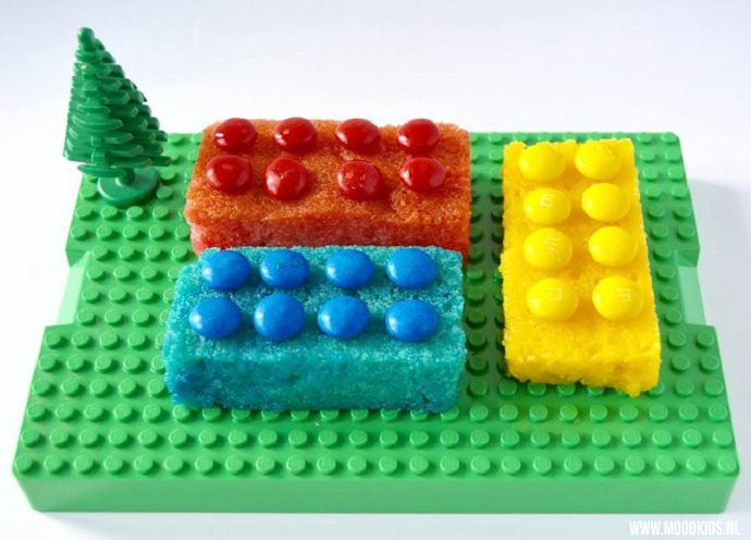 Lego, wie is er niet opgegroeid met die kleurrijke bouwsteentjes uit Denemarken? Roppongi maakte van cake en m&m's deze leuke lego traktatie. Je leest hier hoe je de lego blokjes maakt.