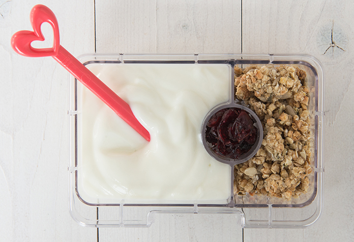 Yumbox mini met Griekse yoghurt, granola en gedroogde cranberries