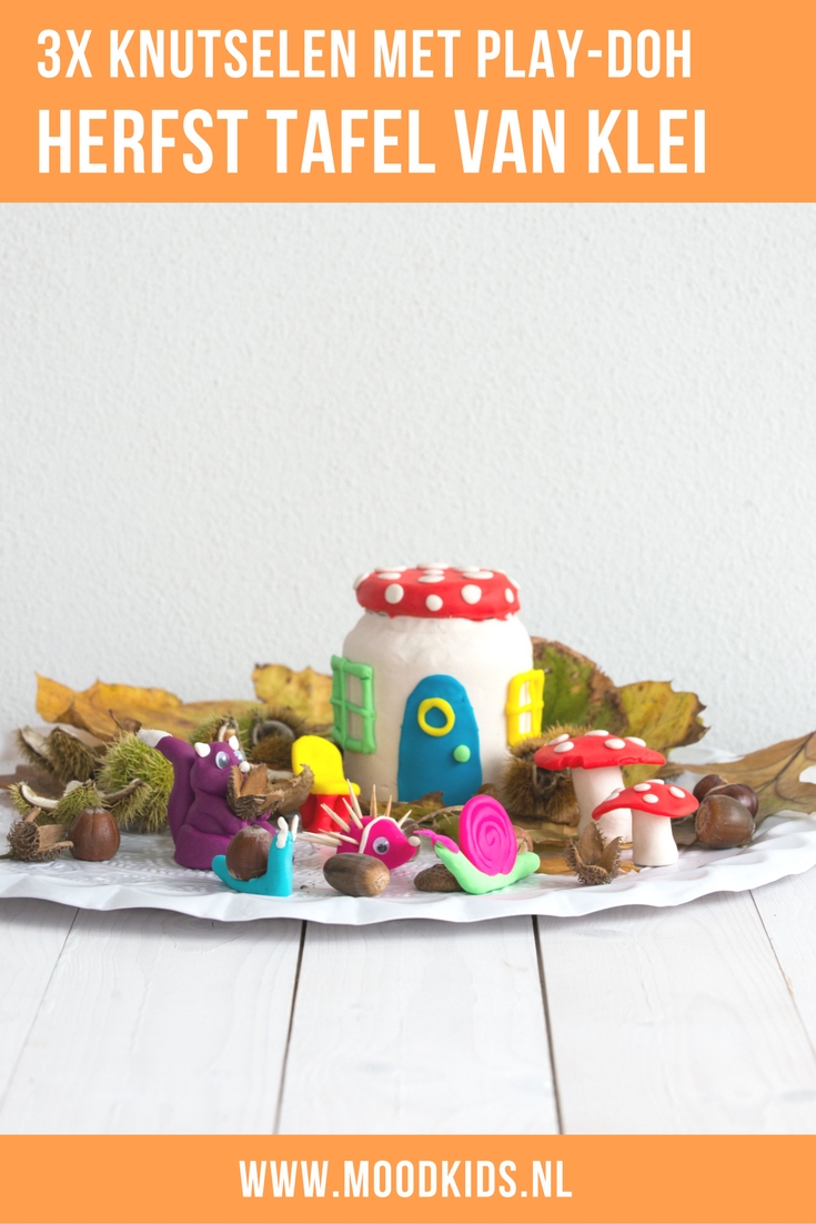 drie leuke ideeën voor kinderen om te spelen met klei. Maak deze leuke herfst tafel van Play-Doh samen met eikels en kastanjes uit het bos. Knutselen met klei.