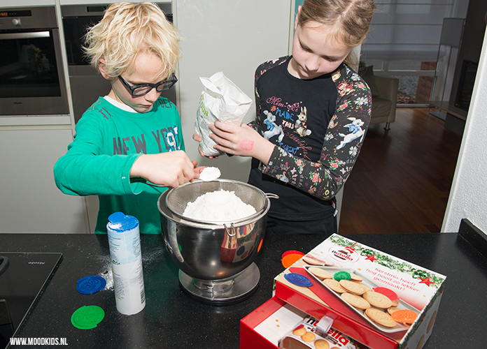 Kerstkoekjes bakken samen met je kind is natuurlijk erg gezellig. Met de gratis koekjesstempel worden ze ook nog eens erg leuk. Lees hier het recept.