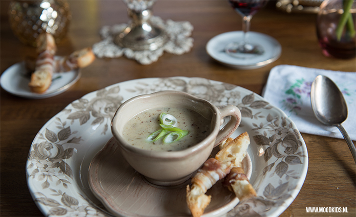 Samen eten voor het goede doel met vrienden is super leuk! Organiseer een benefietdiner voor de Voedselbank met deze leuke actie van Honig. #samenaantafel