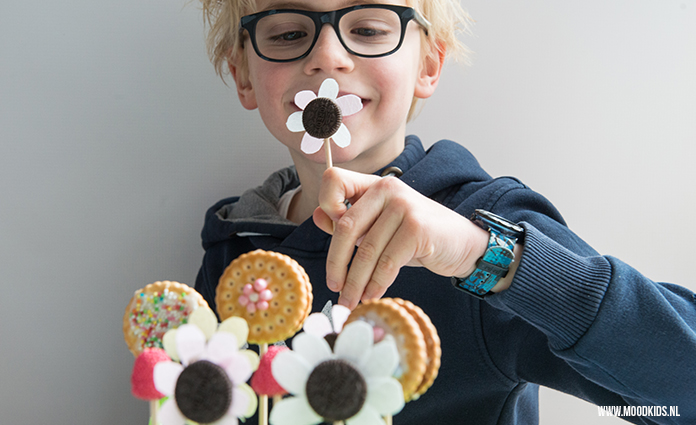 Dit zoete bloementuintje van koekbloemetjes is een leuke traktatie voor je kind. Je kind kan gezellig mee helpen. Lees hier stap voor stap hoe je ze maakt.