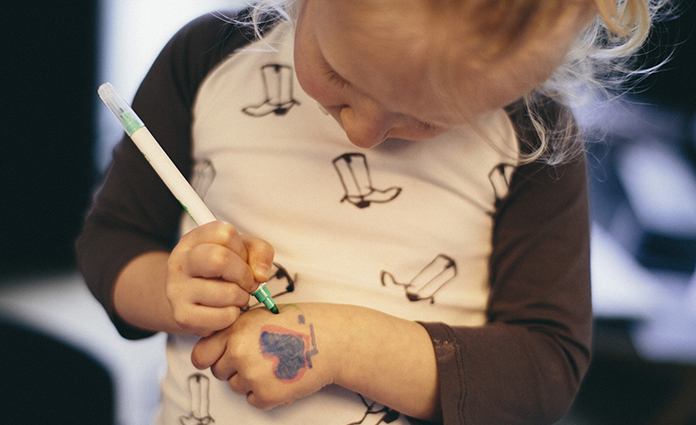 Tijdens het 10 minutengesprek hebben de juffen van Suzanne's dochter uitgesproken dat ze twijfelen over groep 3. Wat nu? Doorkleuteren of toch naar groep 3?