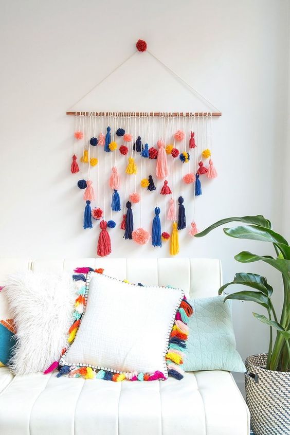 muurhanger met pom poms en tassels van Brit+ Co