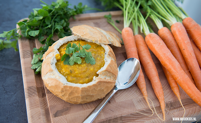 Dit recept voor wortelsoep met koriander is door het toevoegen van couscous prima geschikt als maaltijdsoep. Serveer het met brood of in een Italiaanse bol. Je vindt het recept hier.