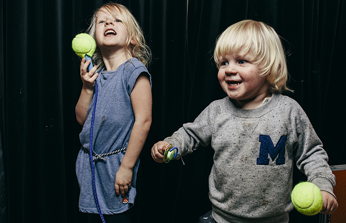 Kinderen groeien op met zoveel afleiding dat er altijd wel iets is te doen. Verveling is echt niet slecht voor een kind. Het stimuleert de creativiteit. Foto: Pim Geerts.