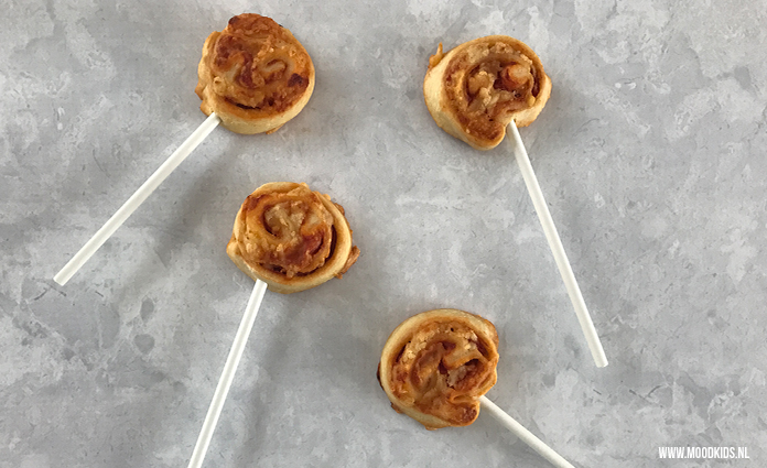 Deze mini pizza op een stokje is een leuke traktatie voor op school en doet het ook goed als hapje voor een feestje. Zowel koud als warm lekker! 