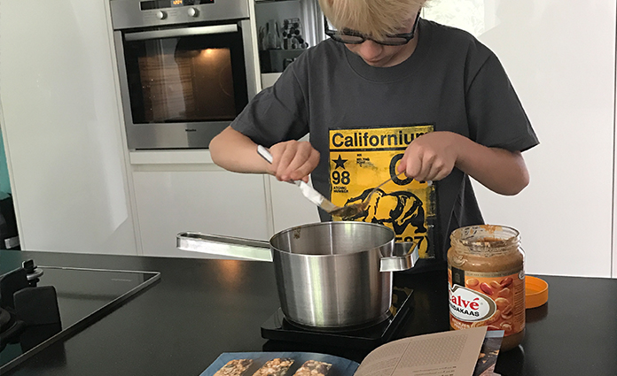 Ben je fan van pindakaas? Dan is koken met pindakaas een mooie aanvulling. Het Pindakaas kookboek is erg leuk! Wij maakten de rijstrepen eh koekjes. Bekijk het recept hier.