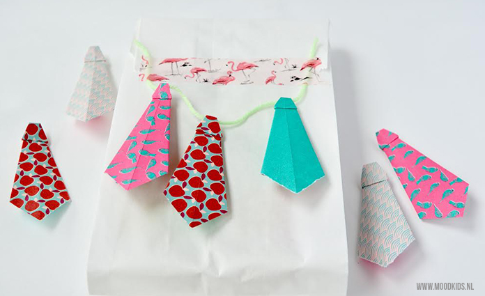 Maak voor vaderdag een origami stropdas. Plak ze op je cadeau of maak er meer en maak er een origami slinger van. Met stap voor stap werkomschrijving.