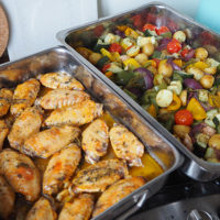 Grieks feestje met citroen kipkluifjes en groente uit de oven