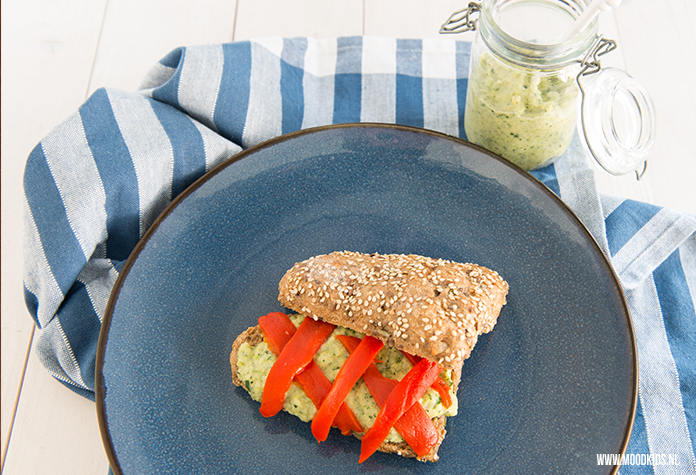 Maak je eigen groentespread voor op brood of als dip of smeersel bij de borrel of je picknick. Deze courgettespread met munt is lekker fris en gezond.