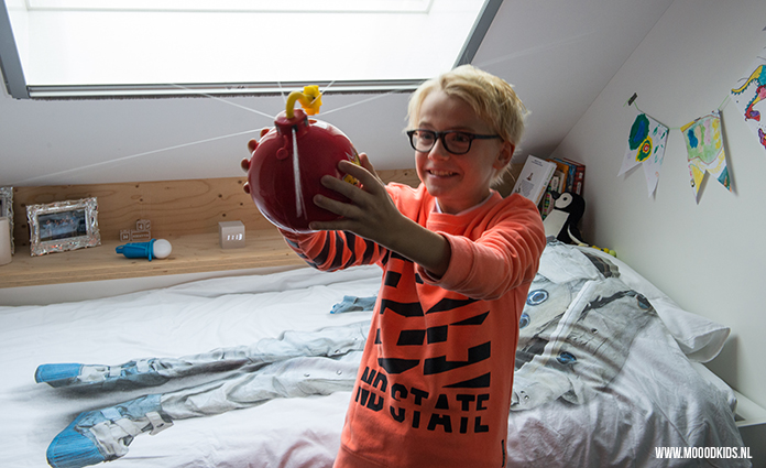 Bij spelen met water denk je al snel aan buiten. Maar met het waterbomspel speel je ook gewoon binnen. Leuk voor feestjes, maar ook voor speels oefenen van de tafels bijvoorbeeld. Lees onze review hier.