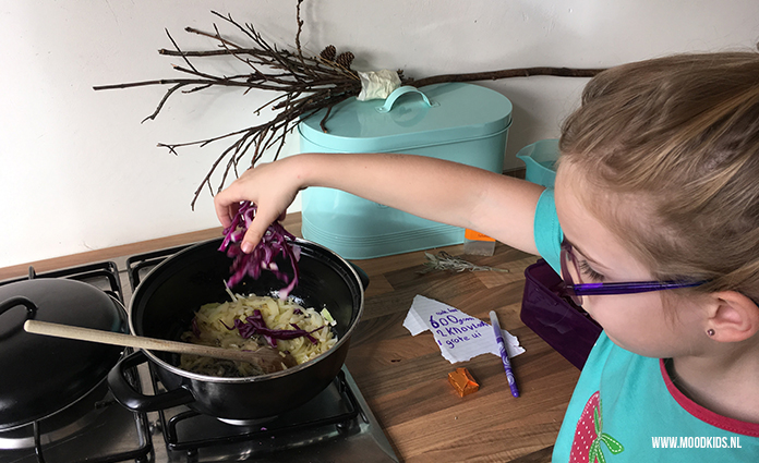 Soms ontstaan hier spontaan de meest leuke en lekkere recepten. Zoals deze rode kool soep, die we natuurlijk meteen omdoopten tot paarse heksensoep. Je vindt het recept hier.