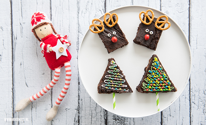 Een lekker recept met chocolade is altijd een goed idee. Als lekkernij voor het kerstdiner op school of thuis maak je deze leuke rendier brownies en kerstboom brownies.