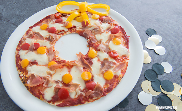 Ben je nog op zoek naar iets leuks voor het kerstdiner op school? wat dacht je van deze leuke pizza kerstkrans. Je maakt ze eenvoudig met tortilla's. Jummie!