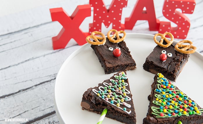 Een lekker recept met chocolade is altijd een goed idee. Als lekkernij voor het kerstdiner op school of thuis maak je deze leuke rendier brownies en kerstboom brownies.