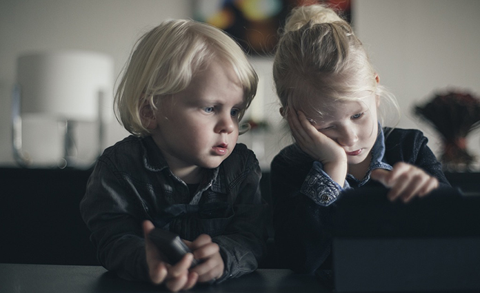 In de kerstvakantie was ik ziek. De iPad bood daarom vaak een uitkomst om de kinderen even bezig te houden. Toen ik weer beter was, was het al te laat. De kinderen waren verslaafde zombies geworden. Verslaafd aan de unboxing video. Nutteloze filmpjes van meisjes of volwassenen die dingen uitpakken. Lees en huiver. 