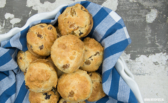 Zelf kwarkbroodjes bakken is niet zo moeilijk. Met dit lekkere recept uit het kookboek ' 'Rudolph van Veen & de jonge bakkers' al helemaal niet. Een leuk bakboek speciaal voor kinderen. Met lekkere bakrecepten en duidelijke omschrijvingen. En deze kwarkbroodjes zijn net zo lekker als die van onze lokale warme bakker.