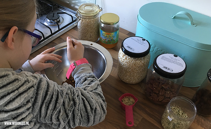 Een gezonde no-bake snack die makkelijk te maken is. Chocolade (80% cacao) repen met gepofte rijst, noten, hennepzaad, rozijnen en eventueel een beetje honing. Je maakt ze in 15 minuten, daarna nog 15 minuutjes wachten en smullen maar!