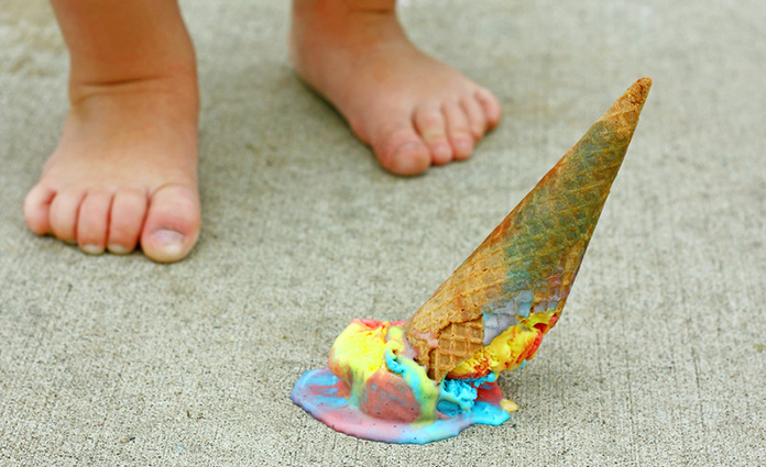 De term ‘weggooi-maatschappij’ krijgt ineens écht betekenis wanneer je (kleine) kinderen in huis hebt. Want man, wat kunnen die peuters verspillen. Gesmeerde boterhammen belanden die toch in de kliko belanden, billendoekjes, speelgoed wat ineens kapot is. Ik geef je 14 redenen waarom peuters verspillen.