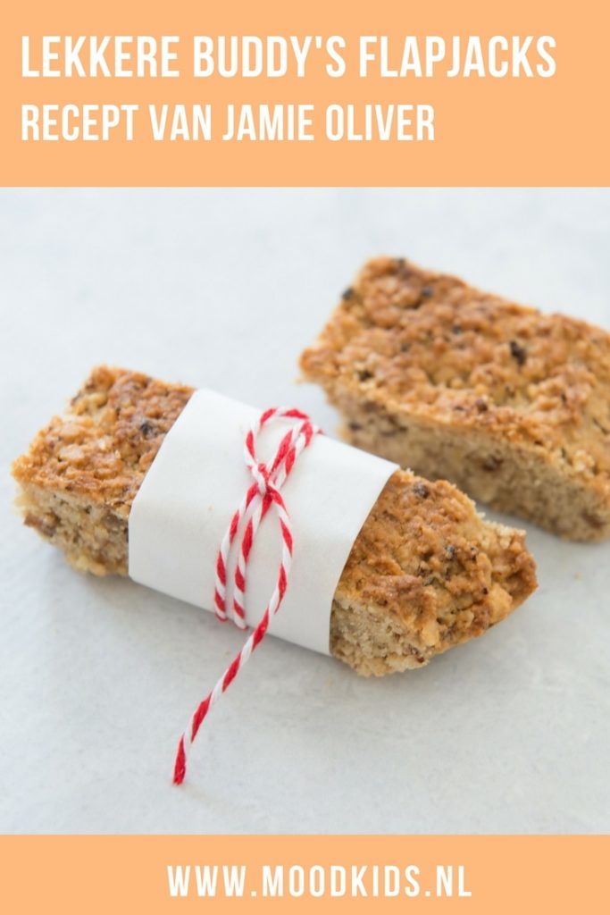 In het kookboek 5 ingrediënten van Jamie Oliver staat een onwijs lekker recept voor havermout koeken: Buddy's Flapjack koeken. Gemaakt van havermout, noten en vruchten en boter. Een lekker stevige, robuuste koek. Ook geschikt voor de lunchtrommel, snack of als traktatie. #havermout