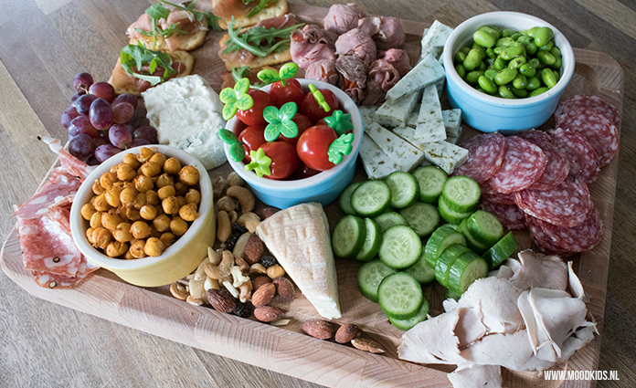 Nog steeds maak ik (bijna) dagelijks een gezonde en gevarieerde lunchtrommel voor mijn zoon. Van prikkers voor in de lunchtrommel heb ik een hele voorraad. Erg veel verrassende nieuwe prikkers zag ik de laatste tijd niet langskomen. Deze nieuwe blaadjes groenteprikkers van webshop Hello Lunch vond ik erg leuk!