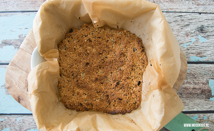 In het kookboek 5 ingrediënten van Jamie Oliver staat een onwijs lekker recept voor havermout koeken: Buddy's Flapjack koeken. Gemaakt van havermout, noten en vruchten en boter. Een lekker stevige, robuuste koek. Ook geschikt voor de lunchtrommel, snack of als traktatie.