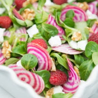 Kleurrijke salade met chioggia biet, framboos, geitenkaas & walnoot