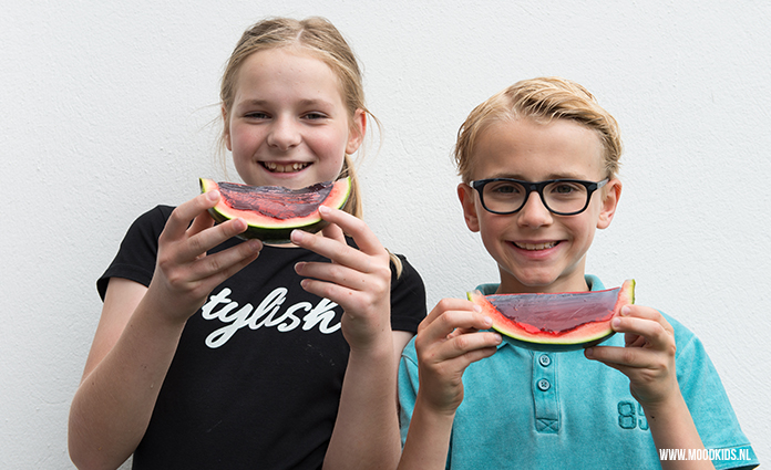 Job is groot fan van jelly. Brenda vulde voor hem een watermeloen met jelly. Snijd vervolgens in parten. Ziet er tof uit en de kids vonden het geweldig!