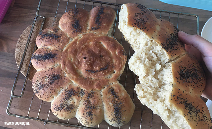 asmijn deelt haar recept voor een heerlijk, luchtig, zacht bloemenbrood. Leuk om mee te nemen naar die ene picknick of om mee te stralen op een feestje.