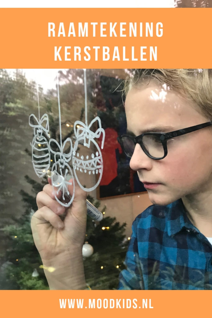 Om de kerstversiering in huis compleet te maken, kun je hier een leuke, vrolijke kerstballen raamtekening gratis downloaden. #kerst #raamtekening #kerstmis